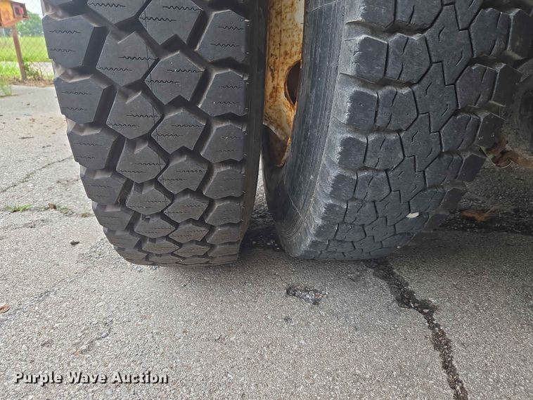 image for item FB8843 2009 International 7400 dump truck