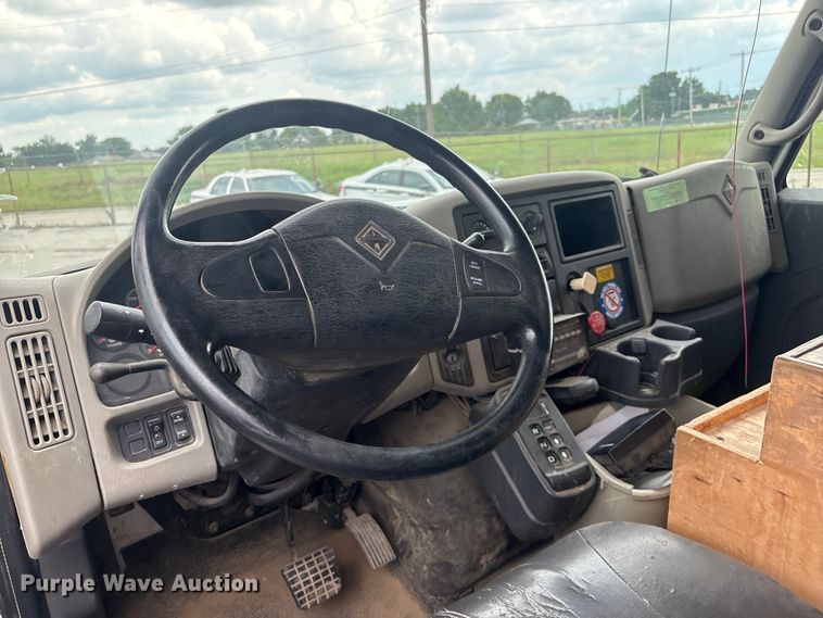 image for item FB8846 2010 International 4400 utility / service truck