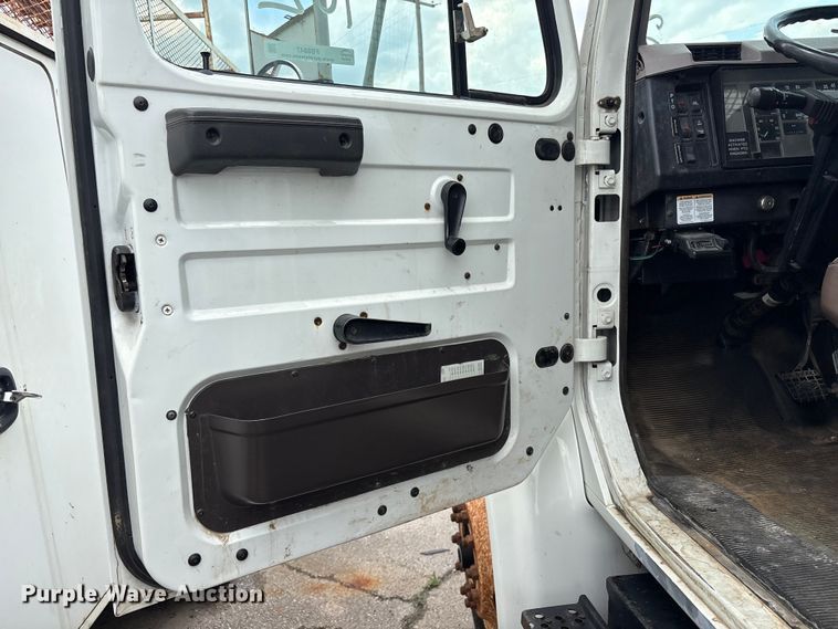 image for item FB8847 1997 International 4900 dump truck