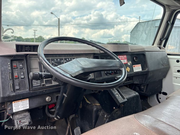 image for item FB8847 1997 International 4900 dump truck