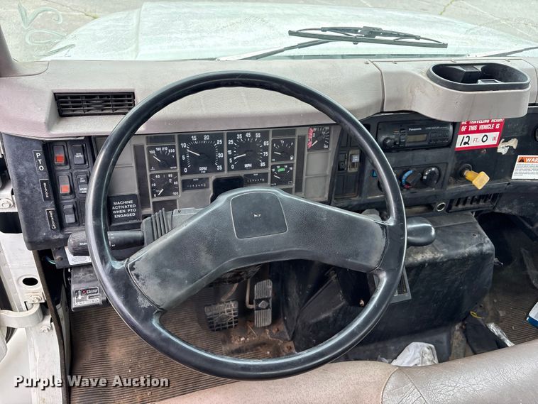 image for item FB8847 1997 International 4900 dump truck