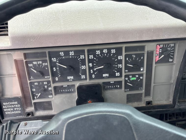 image for item FB8847 1997 International 4900 dump truck