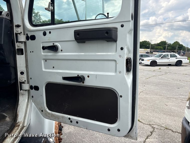 image for item FB8847 1997 International 4900 dump truck