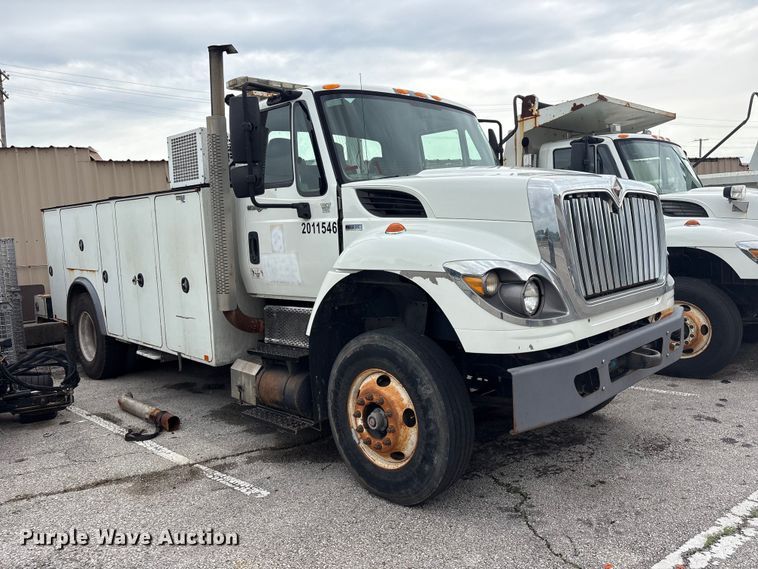 image for item FB8856 2011 International 7400 utility / service truck
