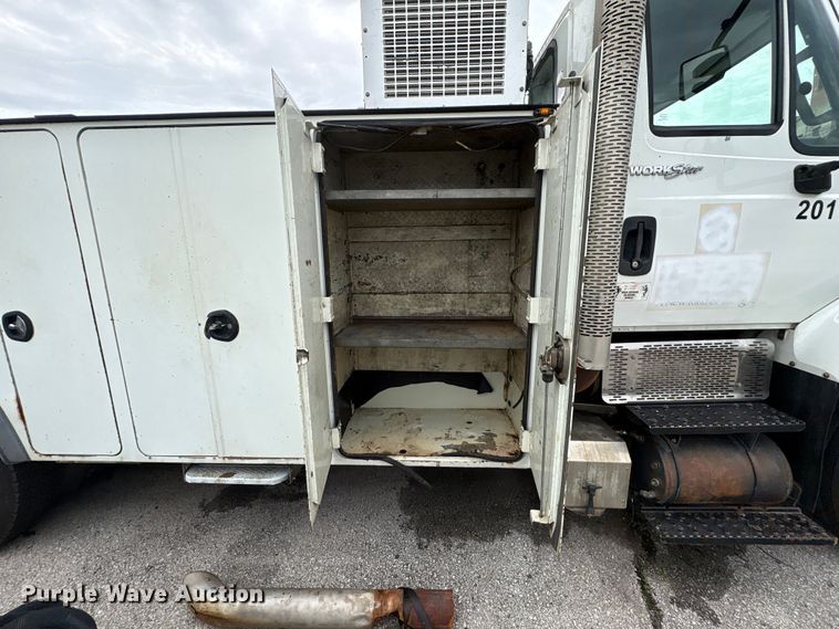 image for item FB8856 2011 International 7400 utility / service truck