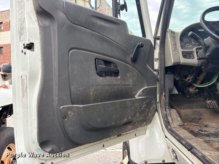 image for item FB8856 2011 International 7400 utility / service truck