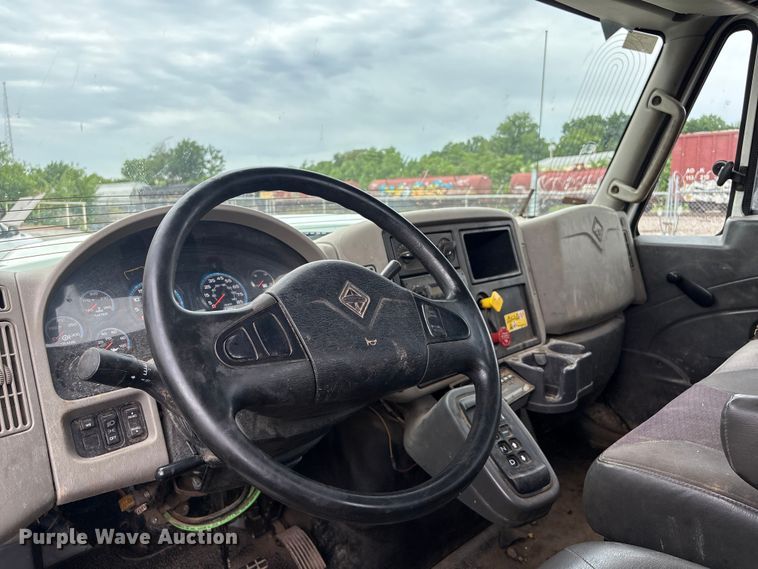 image for item FB8856 2011 International 7400 utility / service truck