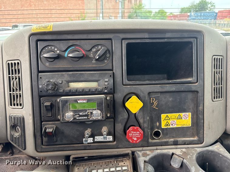 image for item FB8856 2011 International 7400 utility / service truck