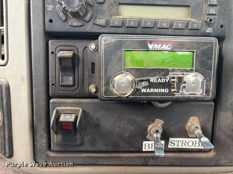 image for item FB8856 2011 International 7400 utility / service truck