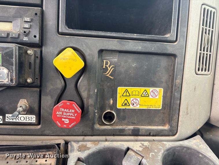 image for item FB8856 2011 International 7400 utility / service truck