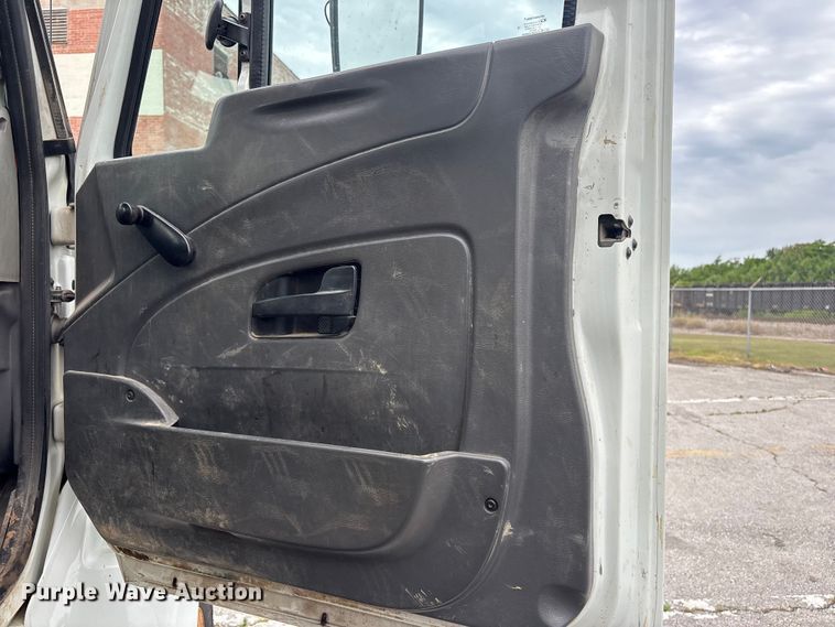 image for item FB8856 2011 International 7400 utility / service truck