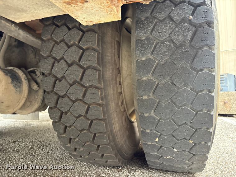 image for item FB8856 2011 International 7400 utility / service truck