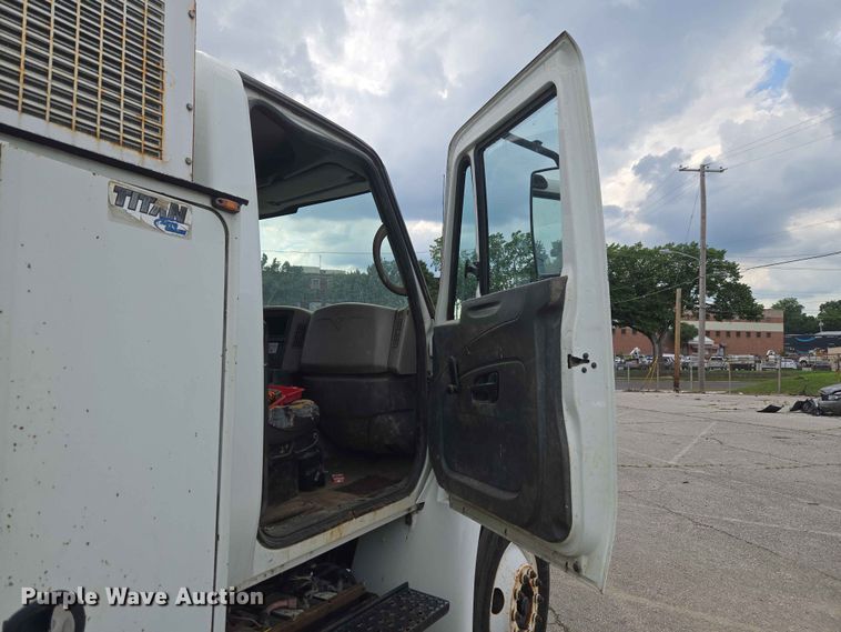 image for item FB8857 2009 International 4400 utility / service truck