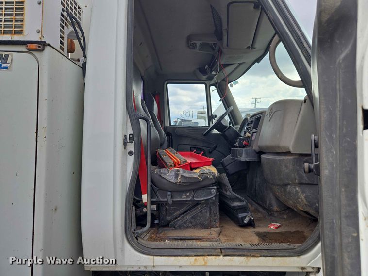 image for item FB8857 2009 International 4400 utility / service truck