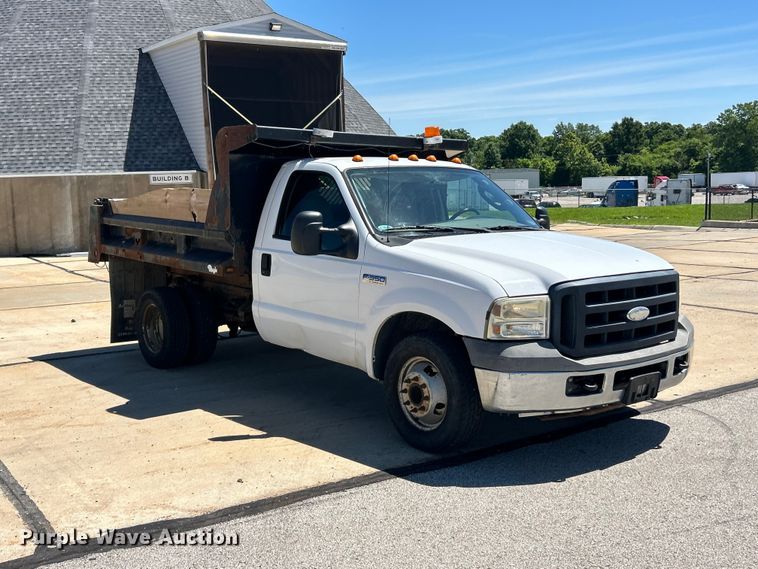 image for item FC2734 2006 Ford F350 Super Duty XL dump bed pickup truck