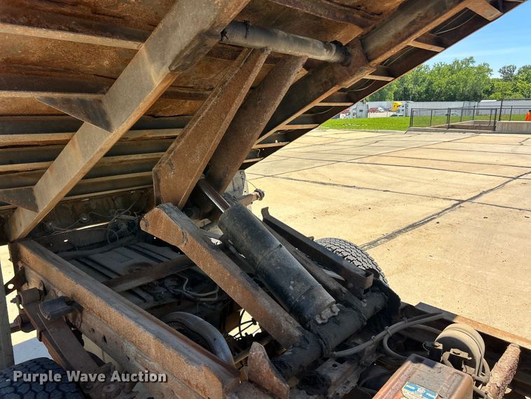 image for item FC2734 2006 Ford F350 Super Duty XL dump bed pickup truck