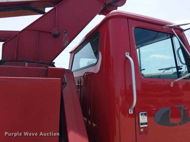 image for item FC4706 1997 International 4700 bucket truck