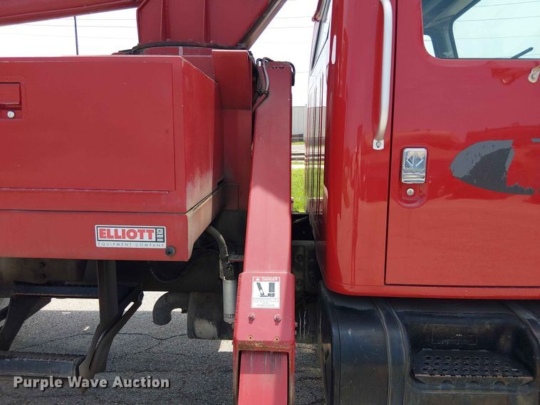 image for item FC4706 1997 International 4700 bucket truck