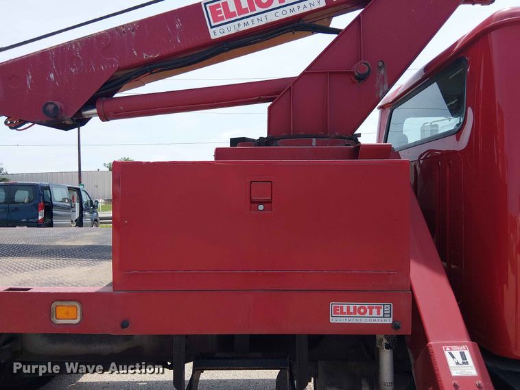 image for item FC4706 1997 International 4700 bucket truck