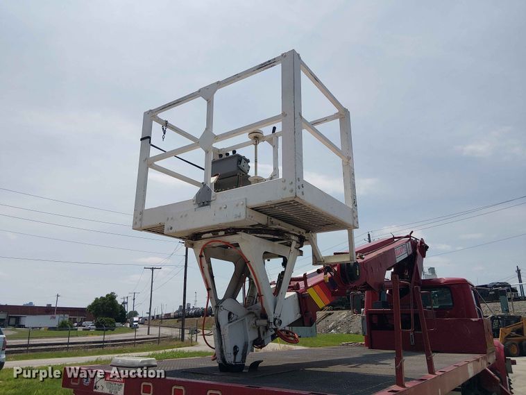 image for item FC4706 1997 International 4700 bucket truck