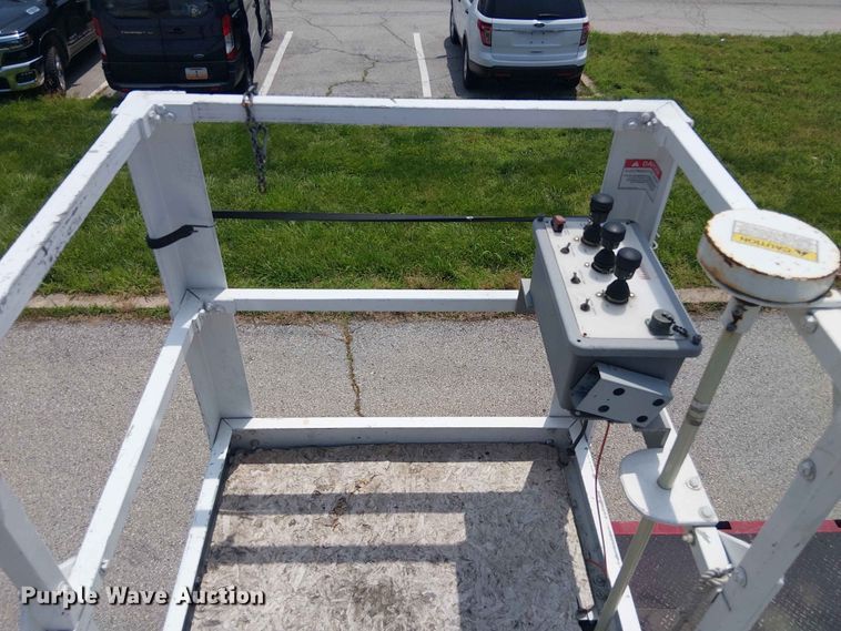 image for item FC4706 1997 International 4700 bucket truck