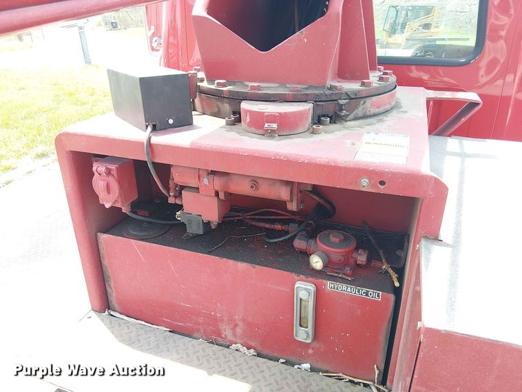 image for item FC4706 1997 International 4700 bucket truck
