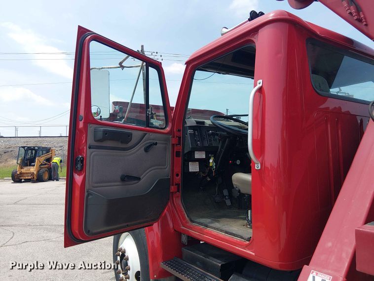 image for item FC4706 1997 International 4700 bucket truck