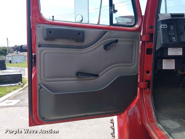image for item FC4706 1997 International 4700 bucket truck