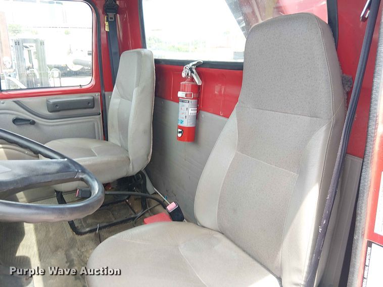 image for item FC4706 1997 International 4700 bucket truck