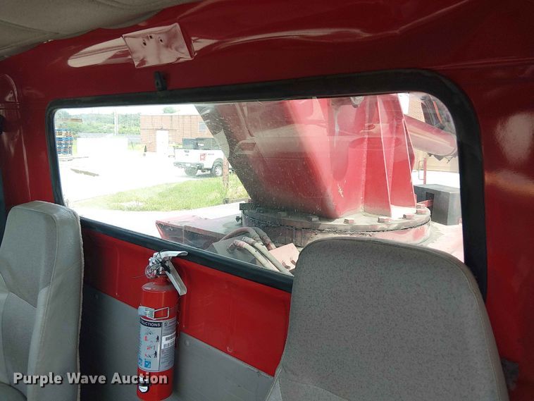image for item FC4706 1997 International 4700 bucket truck