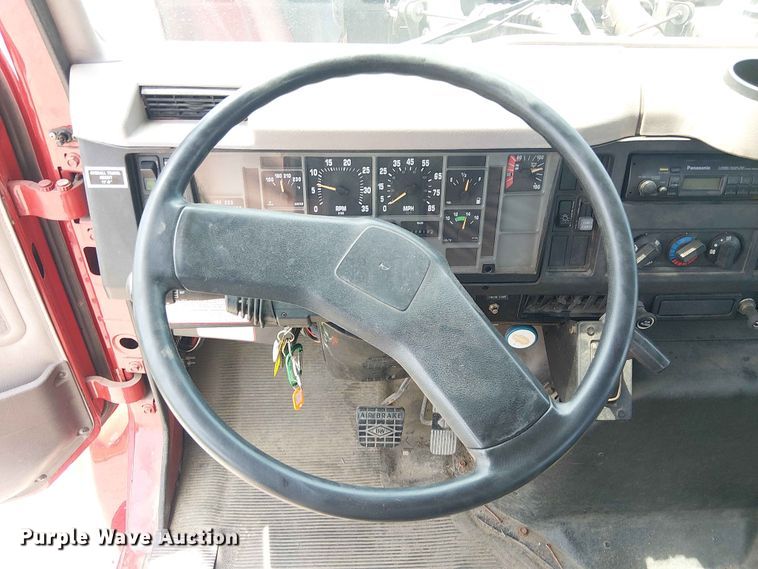 image for item FC4706 1997 International 4700 bucket truck