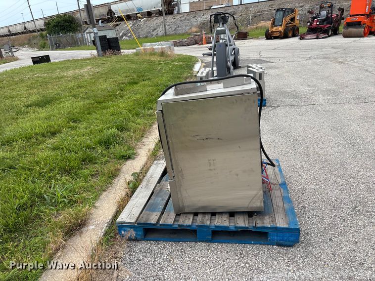image for item FC4732 Hobart dishwasher
