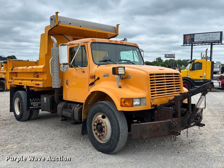 image for item FC5816 2001 International 4900 dump truck