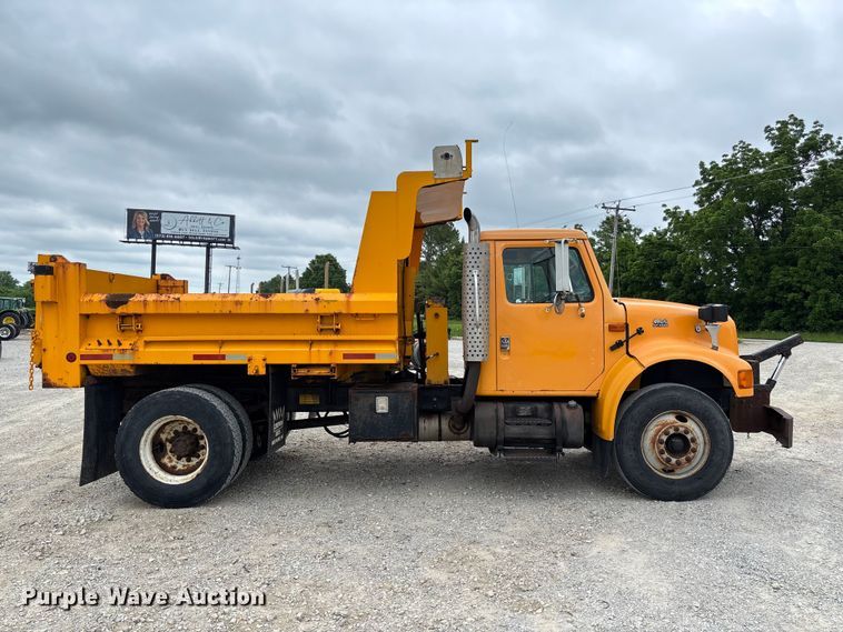 image for item FC5816 2001 International 4900 dump truck