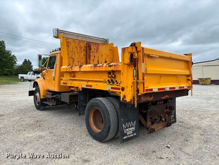 image for item FC5816 2001 International 4900 dump truck