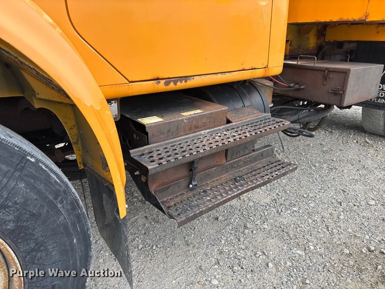 image for item FC5816 2001 International 4900 dump truck