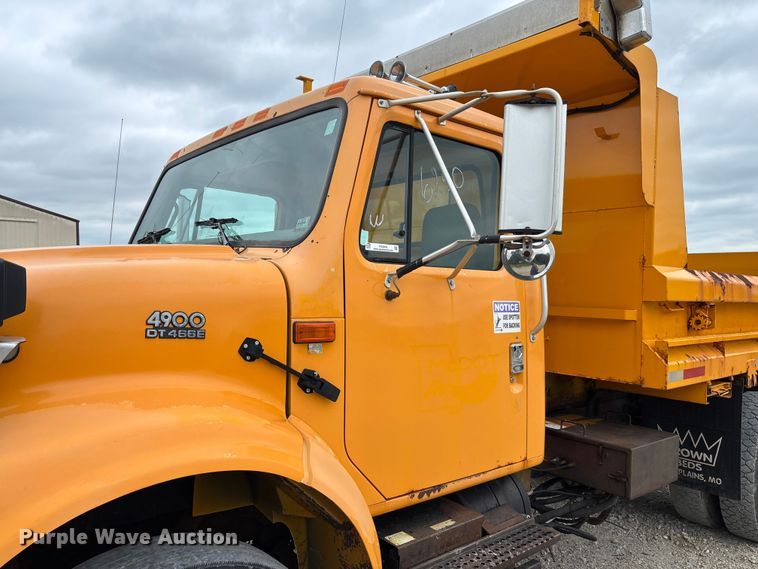 image for item FC5816 2001 International 4900 dump truck