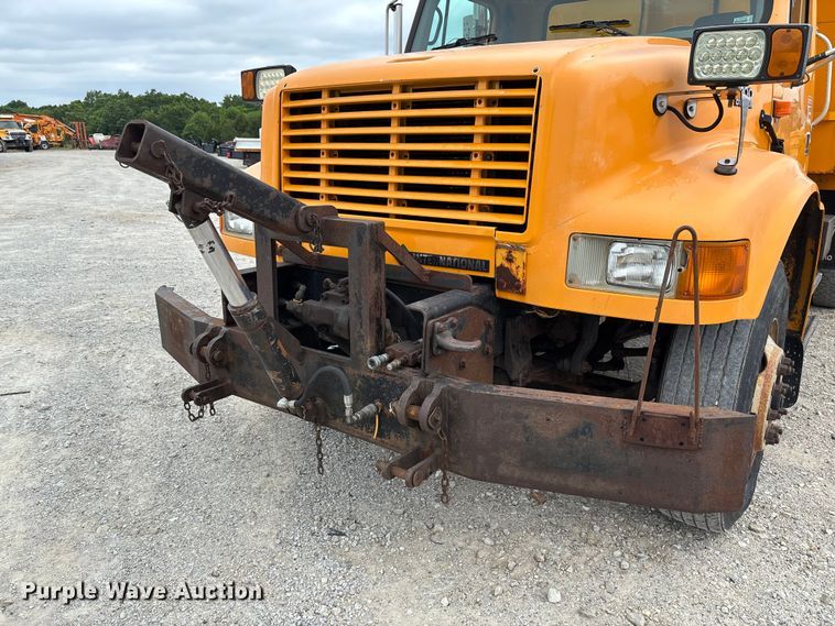image for item FC5816 2001 International 4900 dump truck
