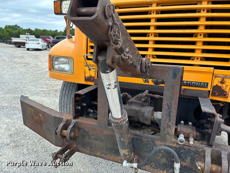 image for item FC5816 2001 International 4900 dump truck