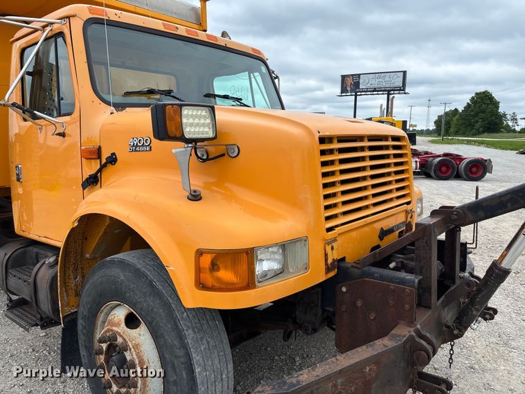 image for item FC5816 2001 International 4900 dump truck