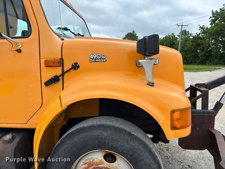 image for item FC5816 2001 International 4900 dump truck