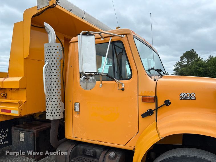 image for item FC5816 2001 International 4900 dump truck