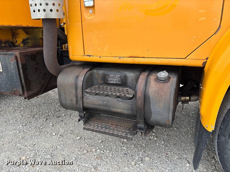 image for item FC5816 2001 International 4900 dump truck