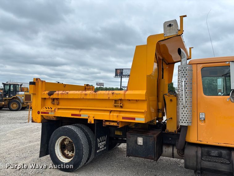 image for item FC5816 2001 International 4900 dump truck