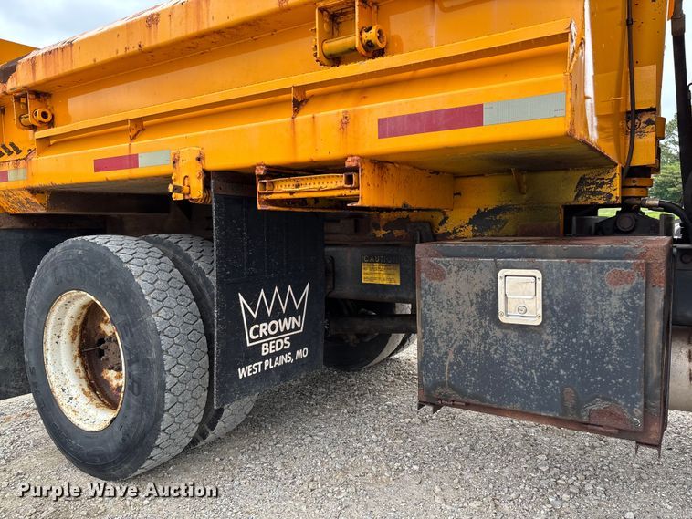 image for item FC5816 2001 International 4900 dump truck