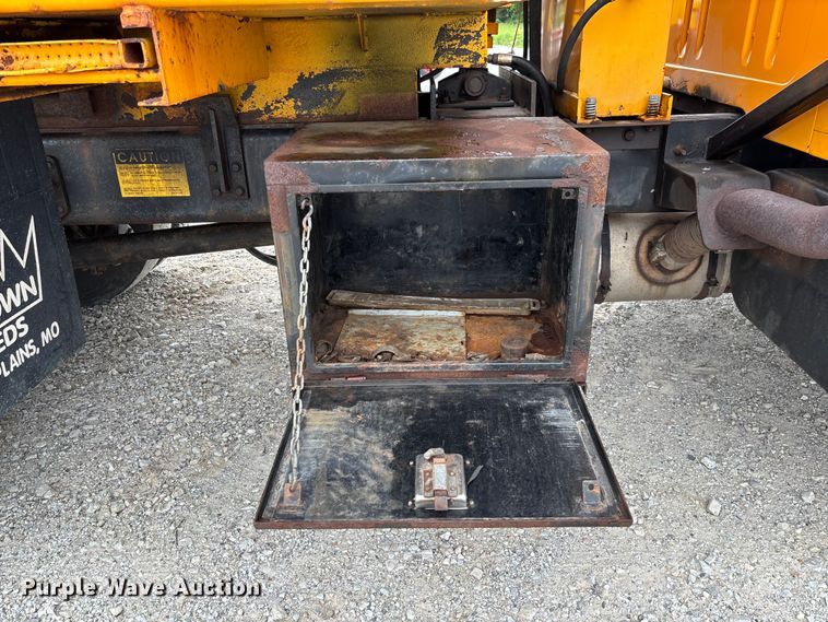 image for item FC5816 2001 International 4900 dump truck