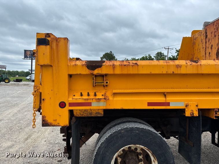 image for item FC5816 2001 International 4900 dump truck