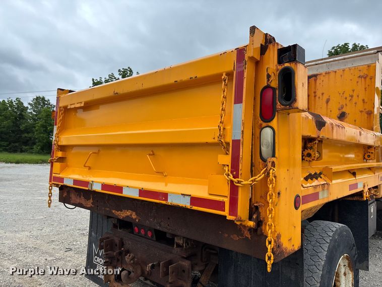 image for item FC5816 2001 International 4900 dump truck