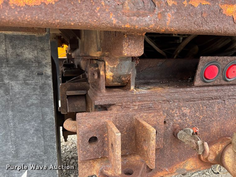 image for item FC5816 2001 International 4900 dump truck