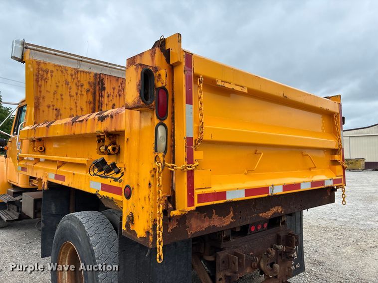 image for item FC5816 2001 International 4900 dump truck